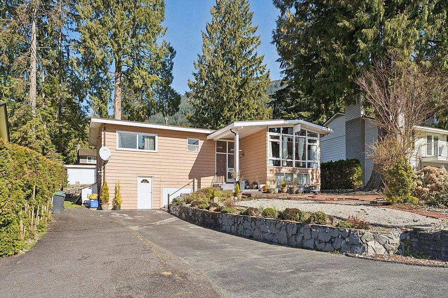 922 Canyon Boulevard North Vancouver, BC - 1