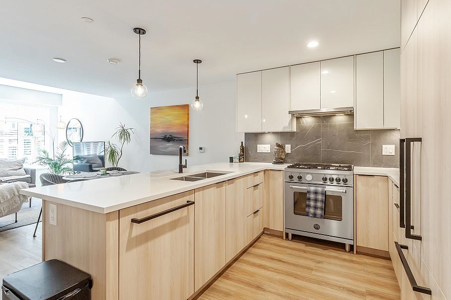 6 237 Ridgeway Avenue North Vancouver, BC - 1