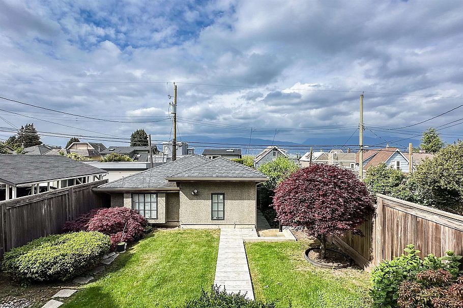 3941 W 11th Avenue Vancouver, BC - 38