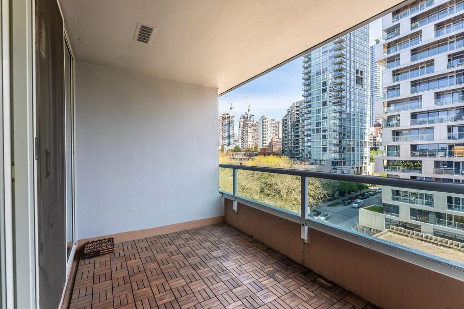 910 1500 Howe Street Vancouver, BC - 17