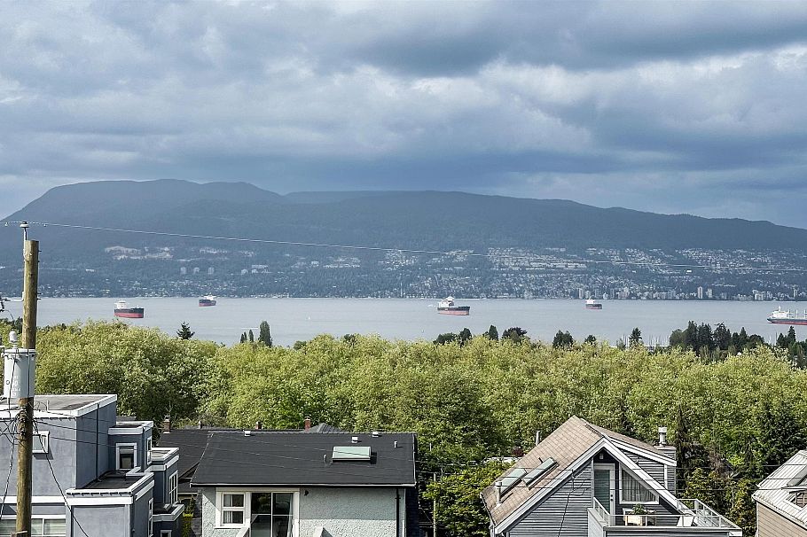 3941 W 11th Avenue Vancouver, BC - 35