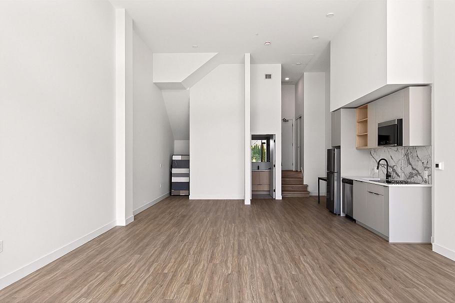 101/202 422 E 3rd Street North Vancouver, BC - 3