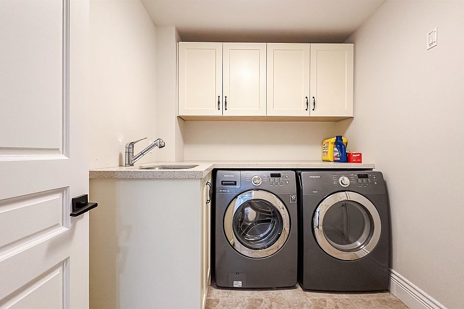 3941 W 11th Avenue Vancouver, BC - 39