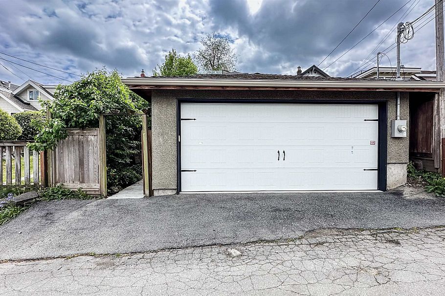 3941 W 11th Avenue Vancouver, BC - 40