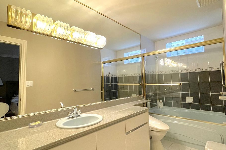 1120 W 58th Avenue Vancouver, BC - 30
