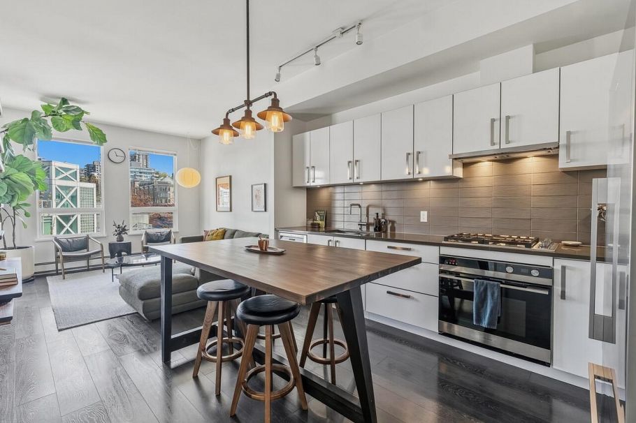 408 105 W 2nd Street North Vancouver, BC - 1