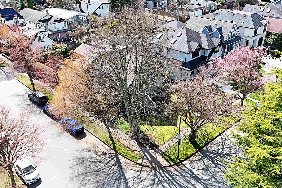 4402 W 12th Avenue Vancouver, BC - 2