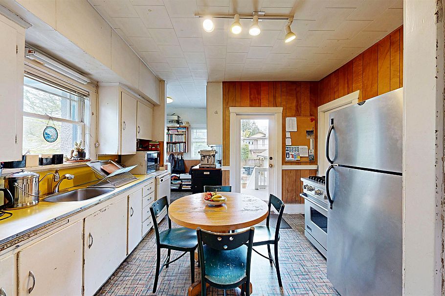 4402 W 12th Avenue Vancouver, BC - 9