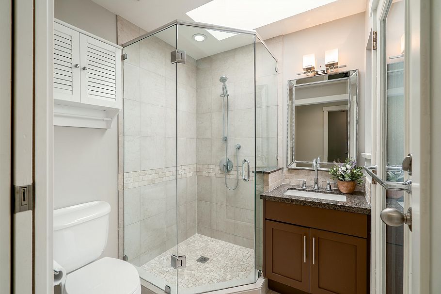 939 Calverhall Street North Vancouver, BC - 12