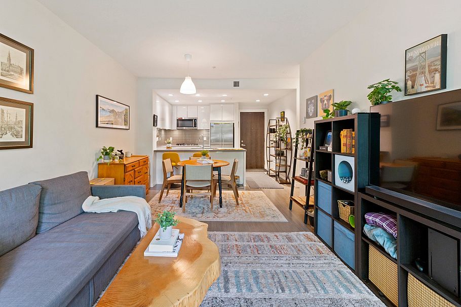 216 255 W 1st Street North Vancouver, BC - 3