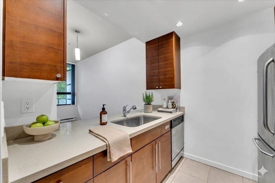 313 1010 Howe Street Vancouver, BC - 5