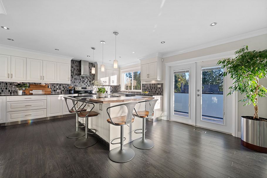 906 Strathaven Drive North Vancouver, BC - 4