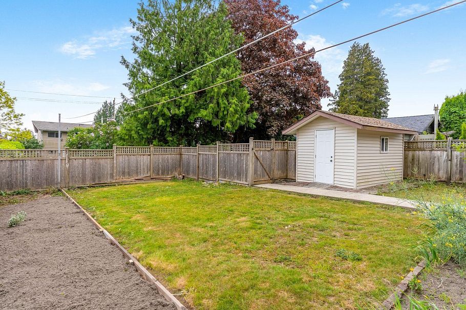 859 E 17th Street North Vancouver, BC - 32