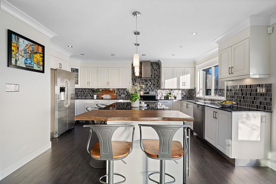 906 Strathaven Drive North Vancouver, BC - 2