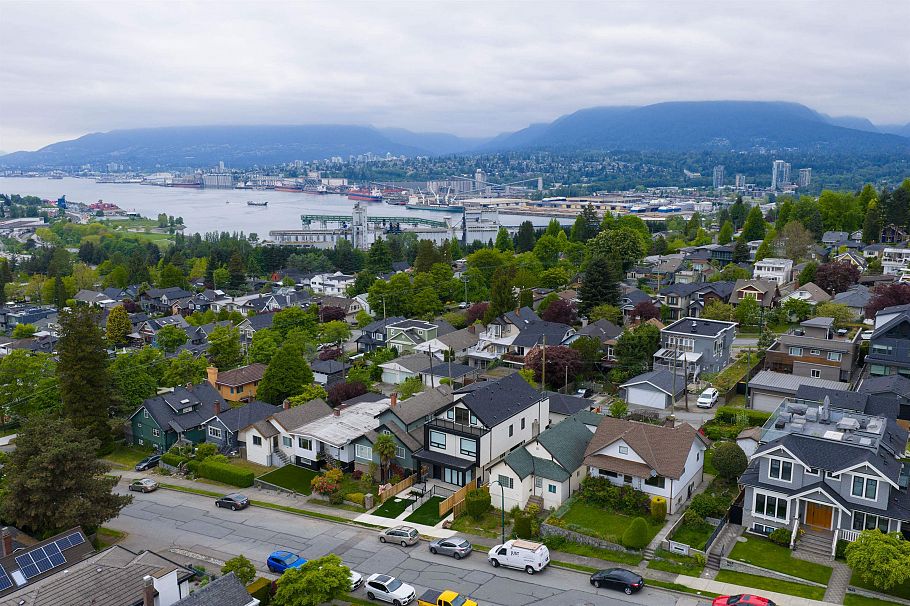 2 3645 Dundas Street Vancouver, BC - 2