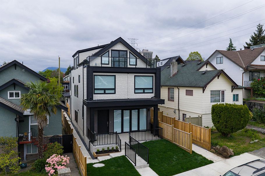 1 3645 Dundas Street Vancouver, BC - 1