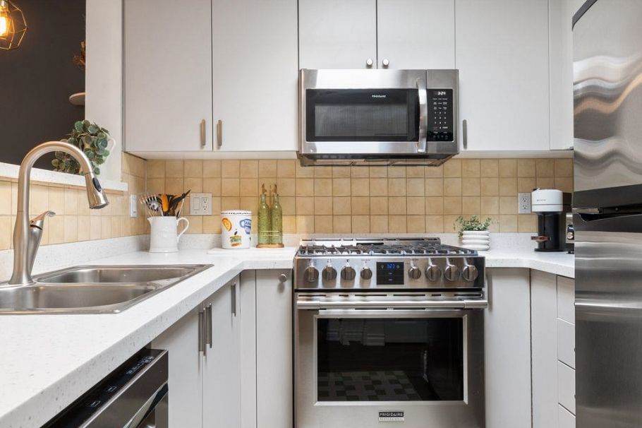 404 2741 E Hastings Street Vancouver, BC - 5