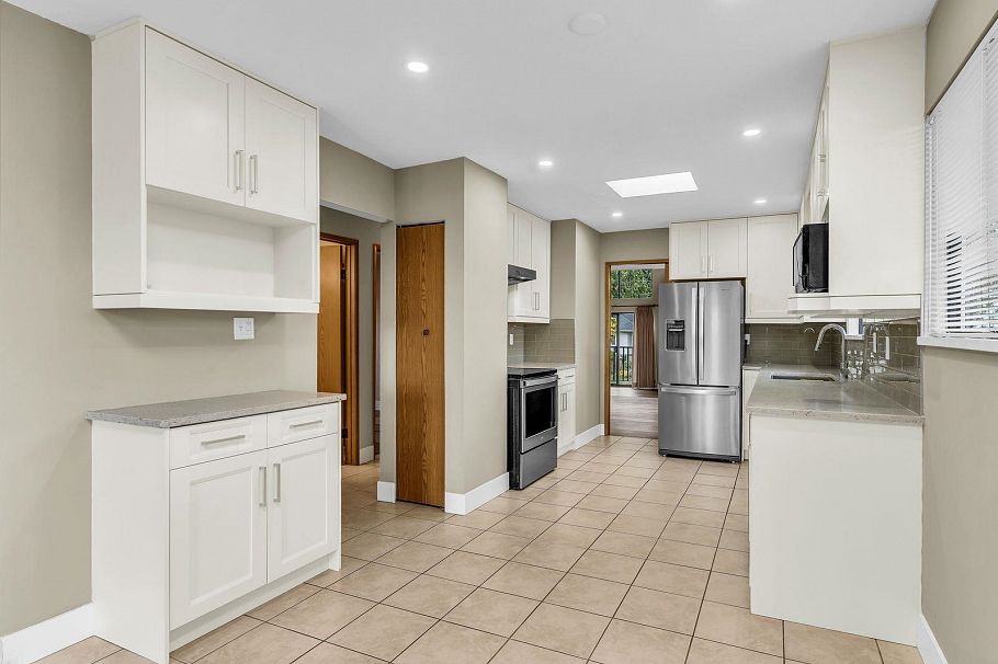 859 E 17th Street North Vancouver, BC - 9