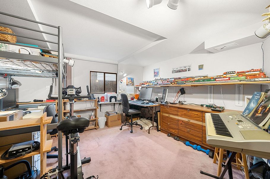 741 E 14th Street North Vancouver, BC - 25