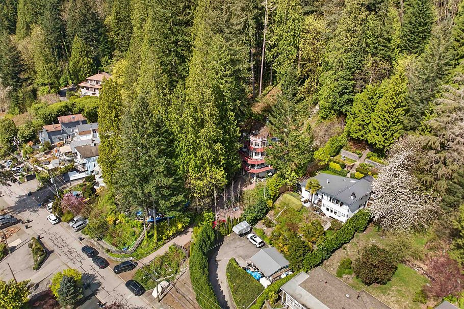 2755 Panorama Drive North Vancouver, BC - 2
