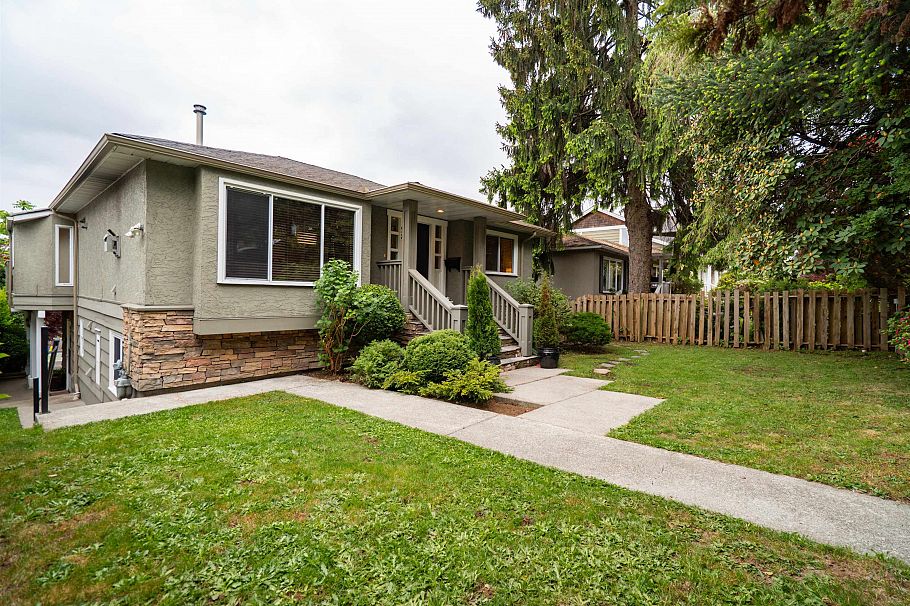 939 Calverhall Street North Vancouver, BC - 3