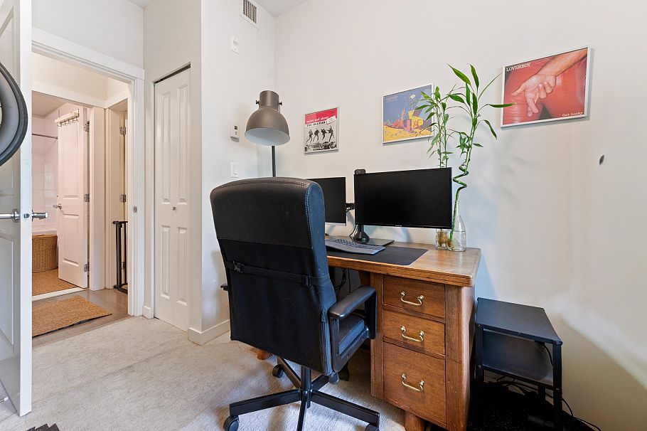 216 255 W 1st Street North Vancouver, BC - 17