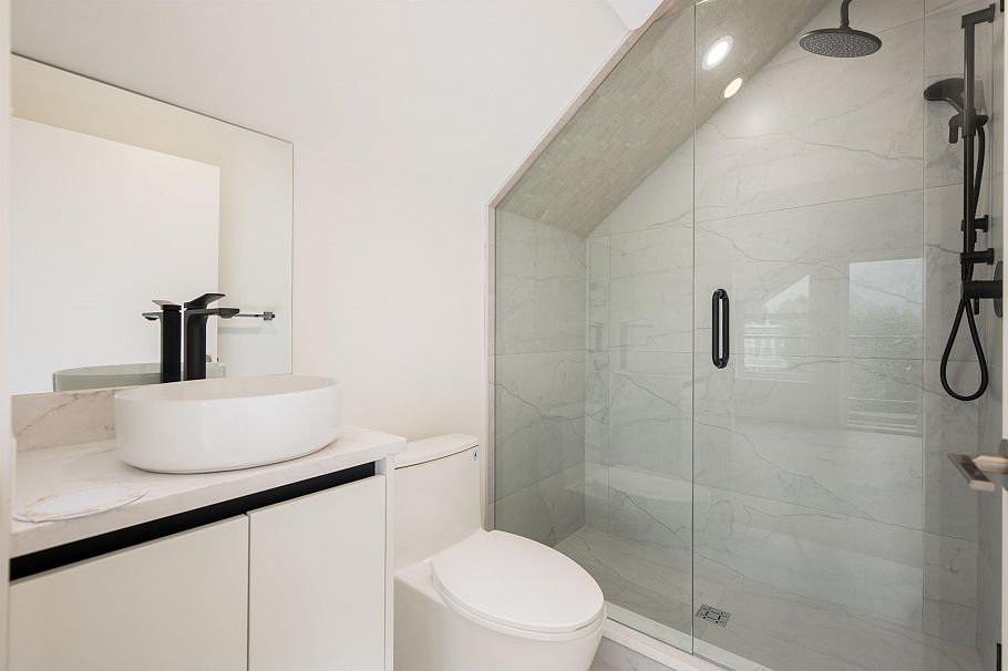 2 3645 Dundas Street Vancouver, BC - 18