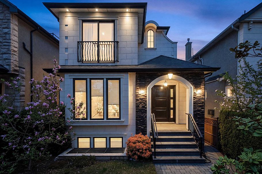 4555 W 9th Avenue Vancouver, BC - 3