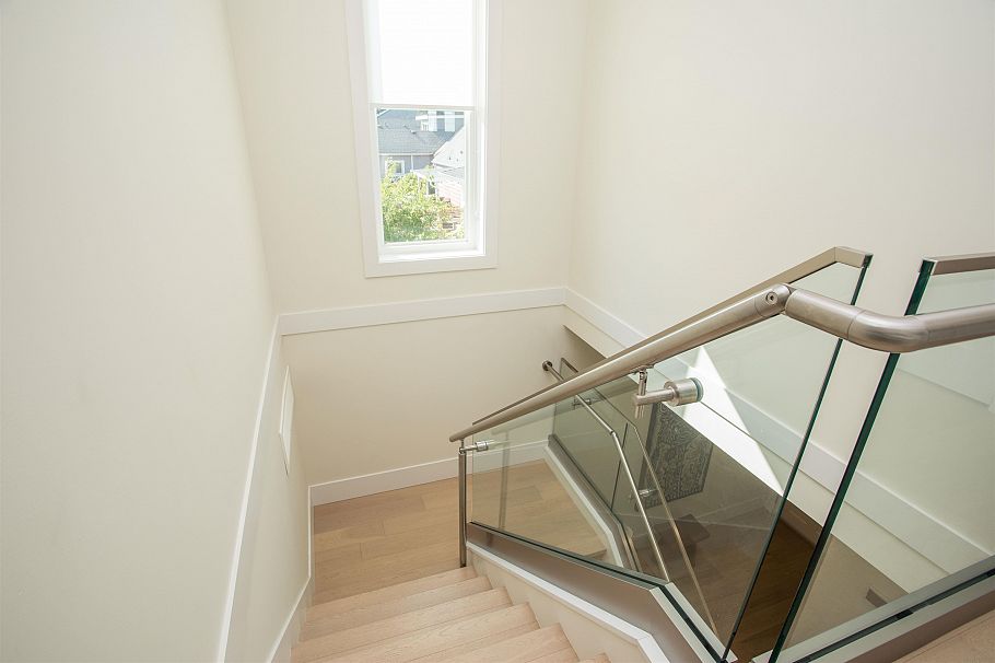 341 E 13th Street North Vancouver, BC - 20
