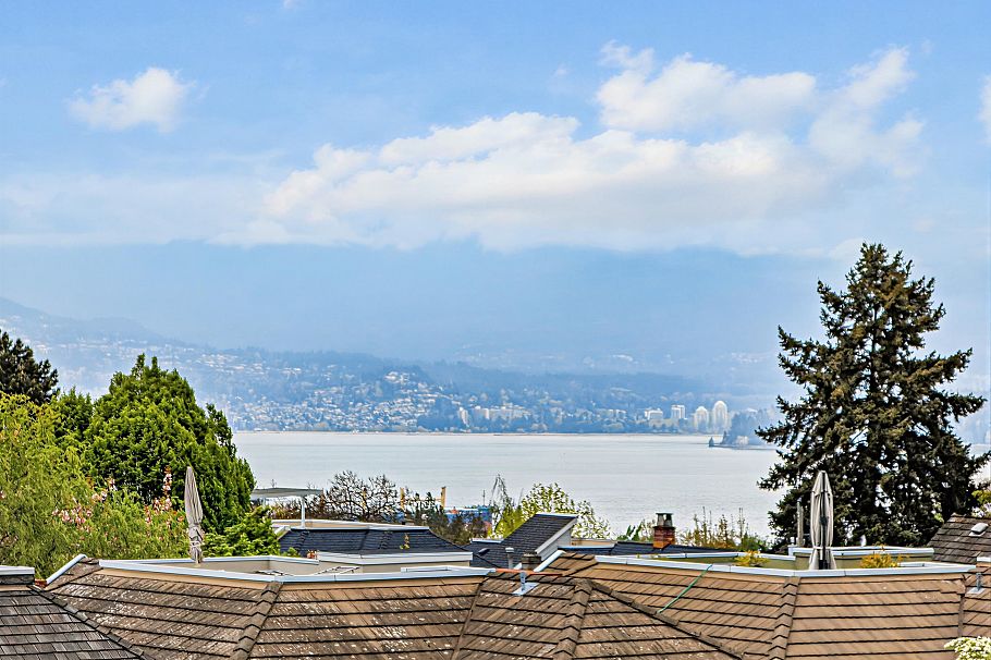 4555 W 9th Avenue Vancouver, BC - 1