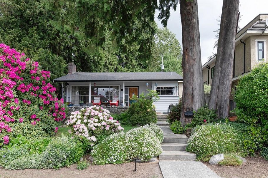 322 E 25th Street North Vancouver, BC - 1