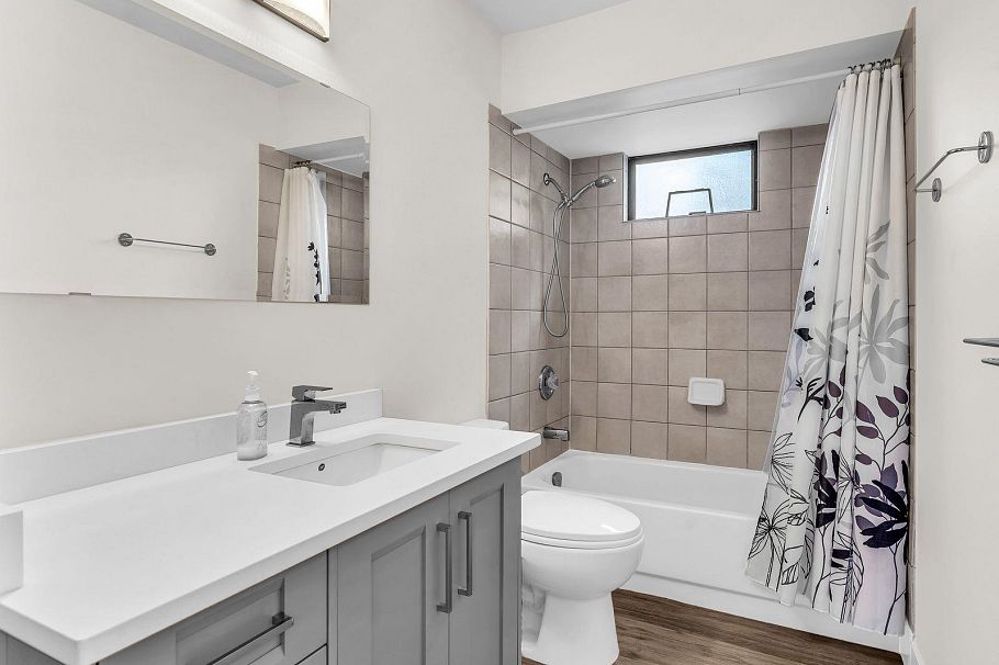 859 E 17th Street North Vancouver, BC - 25