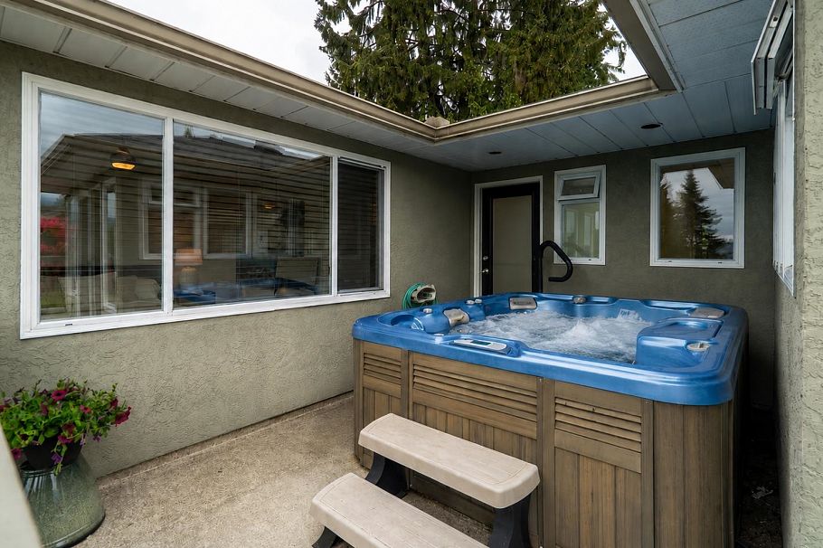 939 Calverhall Street North Vancouver, BC - 11