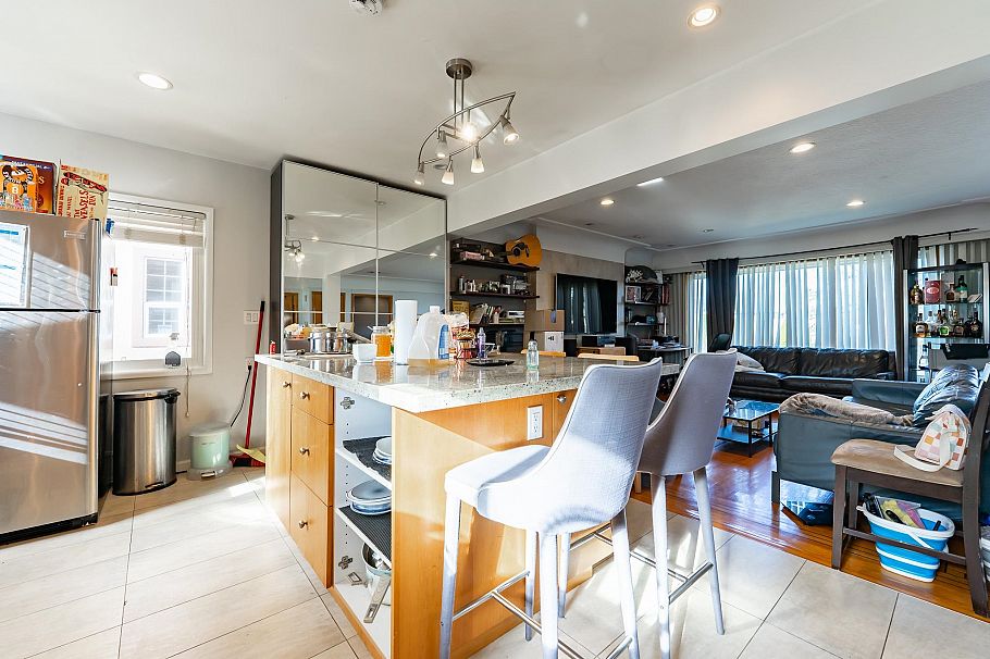3654 E 25th Avenue Vancouver, BC - 9