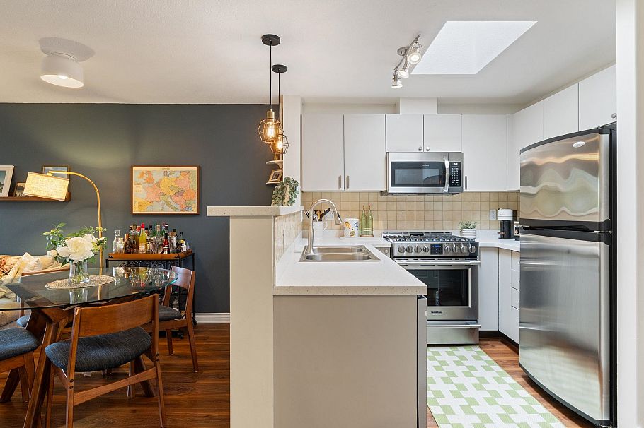 404 2741 E Hastings Street Vancouver, BC - 4
