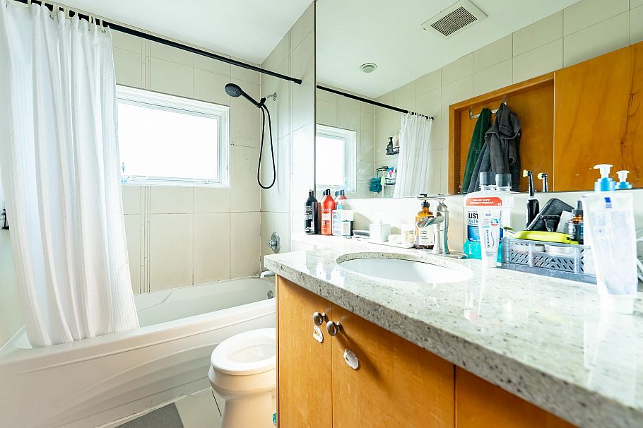3654 E 25th Avenue Vancouver, BC - 4