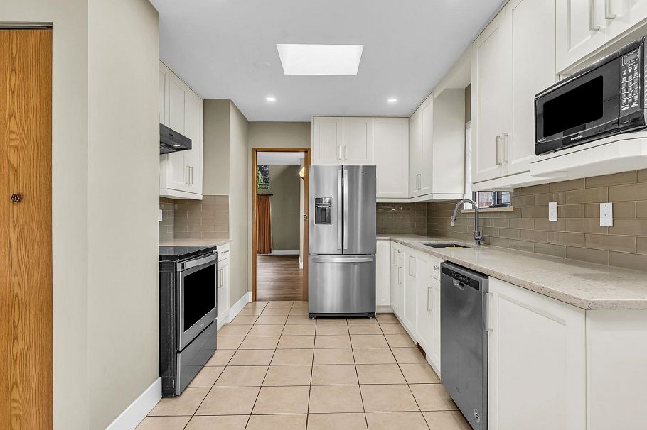 859 E 17th Street North Vancouver, BC - 10