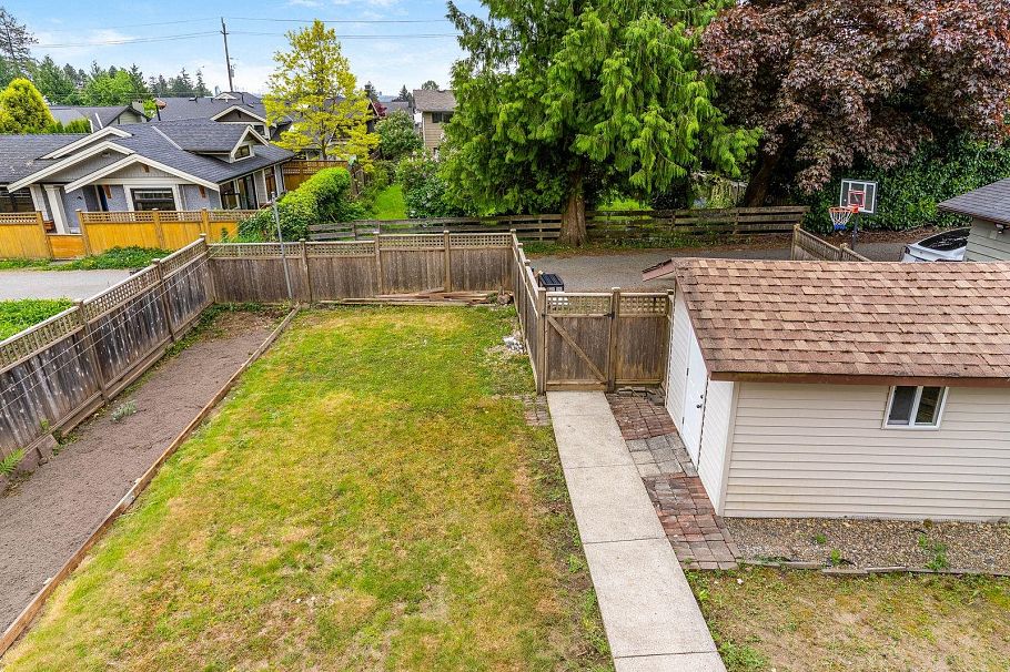 859 E 17th Street North Vancouver, BC - 20