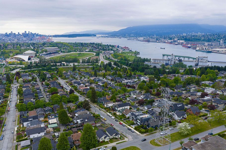 1 3645 Dundas Street Vancouver, BC - 3