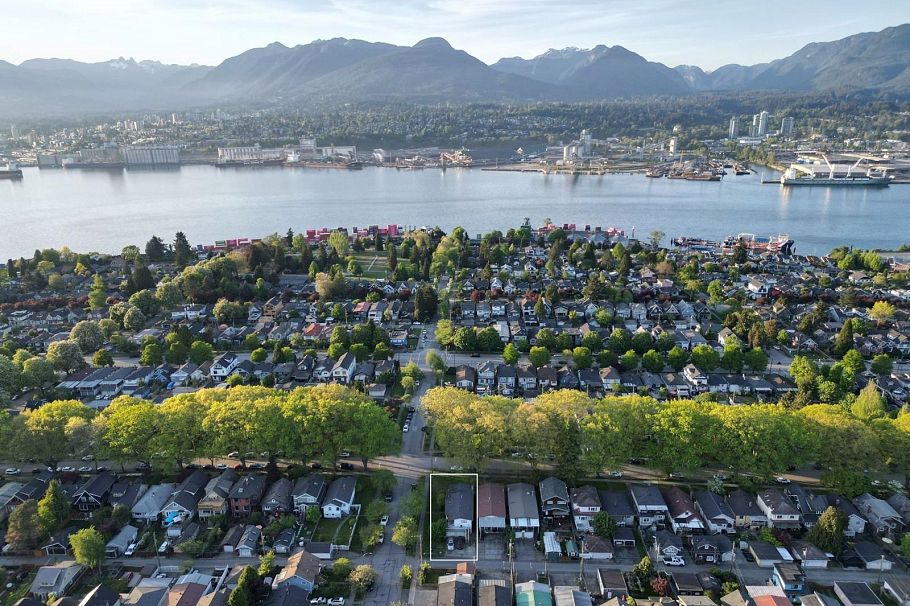 268 N Slocan Street Vancouver, BC - 2