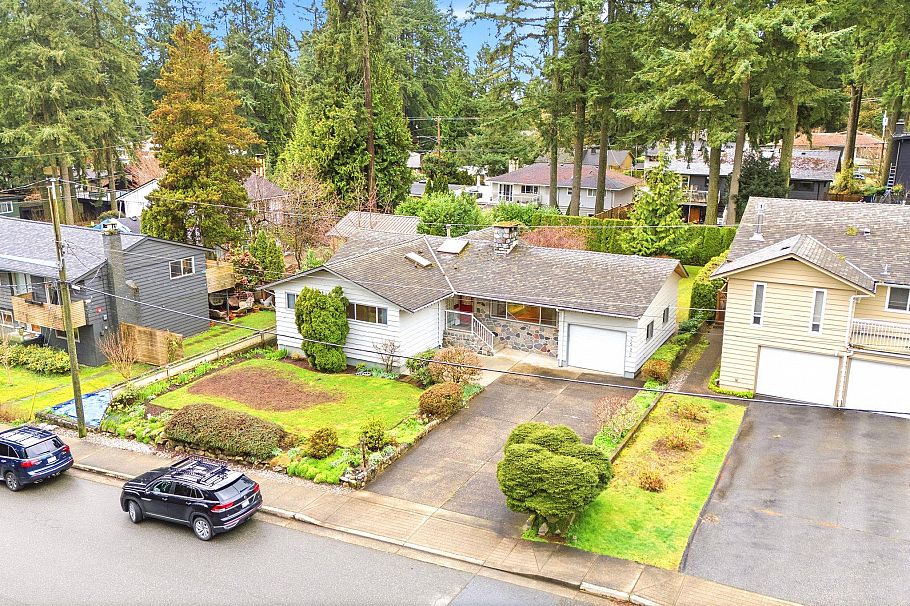 2522 Bronte Drive North Vancouver, BC - 2