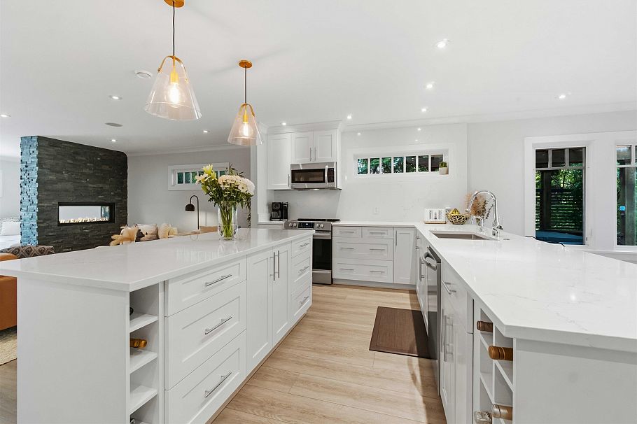 1610 Ross Road North Vancouver, BC - 11