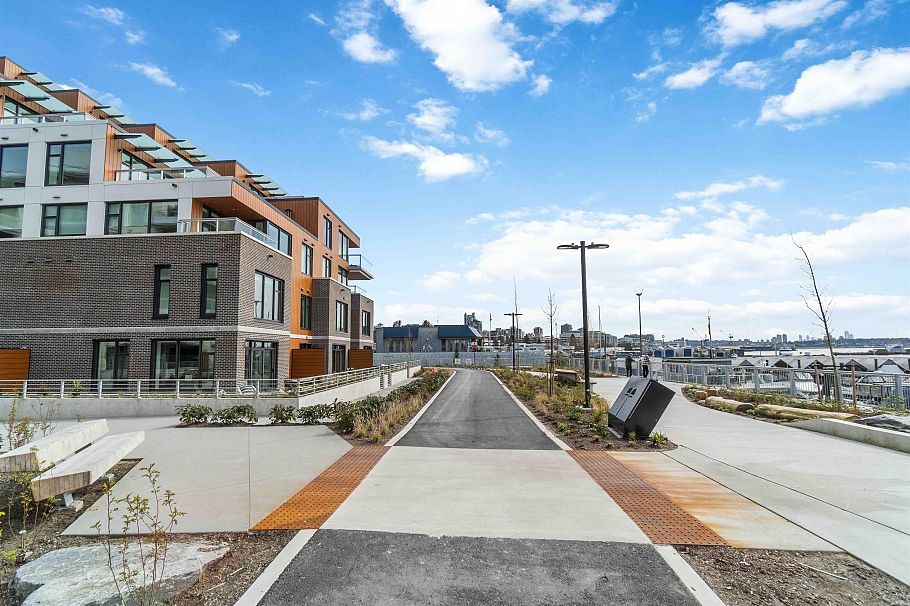 312 755 Harbourside Drive North Vancouver, BC - 23
