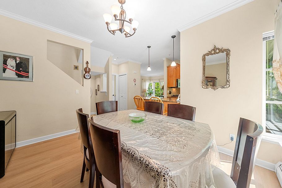 15 3150 Sunnyhurst Road North Vancouver, BC - 23