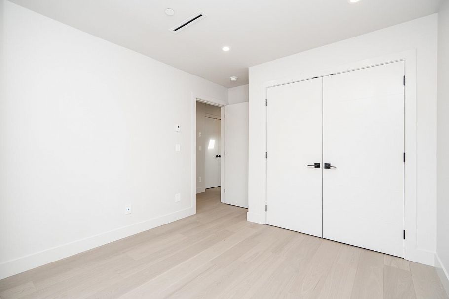 48 E 57th Avenue Vancouver, BC - 23