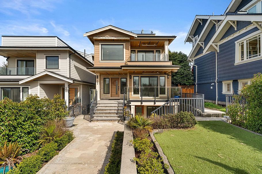462 W 14th Street North Vancouver, BC - 1
