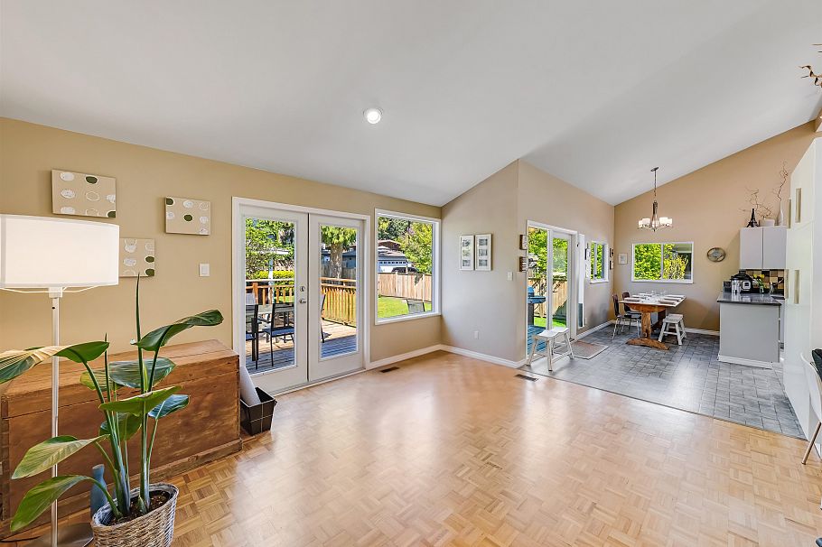 1140 W 20th Street North Vancouver, BC - 11