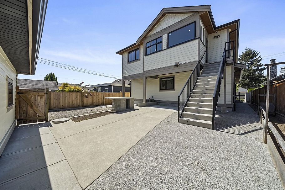 1720 Sutherland Avenue North Vancouver, BC - 30