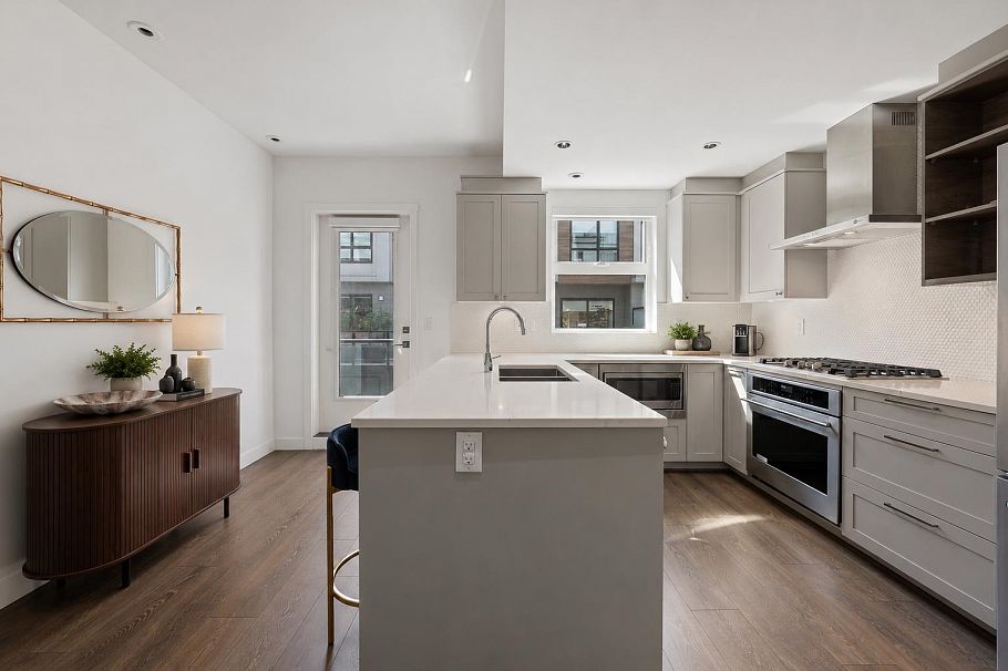 21 856 Orwell Street North Vancouver, BC - 2