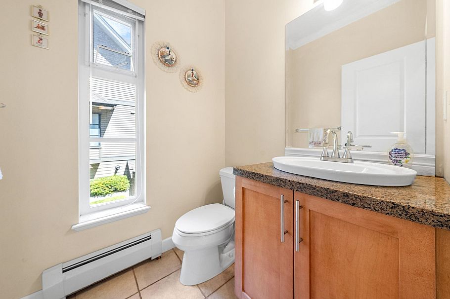 15 3150 Sunnyhurst Road North Vancouver, BC - 25